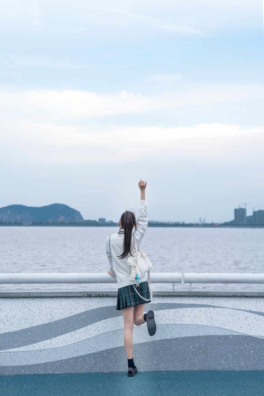 兔子Zzz不吃胡萝卜 No.081-青草味的河堤 [25P]-道友图库